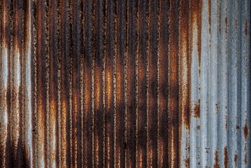 錆びたトタン板の外壁