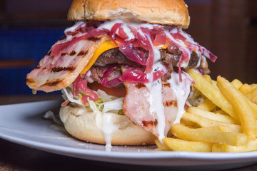 fast, meat, grilled, unhealthy, sandwich, lettuce, meal, bbq, food, burger, tasty, american, beef, cheeseburger, hamburger, snack, steak, barbecue, gourmet, onion, homemade, tomato, bun, wooden, chees