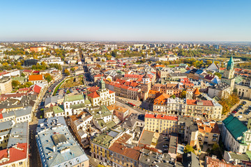 Lublin z lotu ptaka. Ratusz, Brama Krakowska i stare miasto widziane z powietrza.  