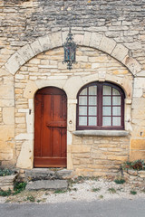une porte et une fenêtre médiévale du moyen-âge en pierre