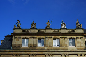 Fototapeta na wymiar Statuen auf dem Gartenflügel vom Neuen Schloss in Stuttgart