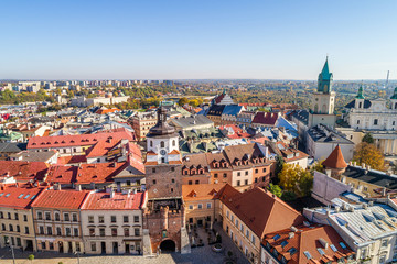 Lublin - Brama Krakowska i stare miasto widziane z lotu ptaka.  Jesienny krajobraz lublina z widoczną wieżą Trynitarską. © art08