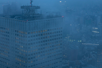 霧に包まれた夕暮れの東京。
