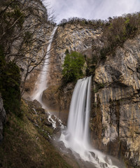 Langzeitbelichtung der Seerenbachwasserfälle, in der Schweiz