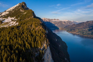 Luftaufnahme vom Walensee (Lake Walen) in der Schweiz.  - 296770121