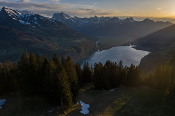 Walensee in der Schweiz. Luftaufnahme vom Sonnenuntergang - 296770145