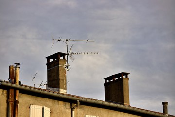 Toiture cheminée antenne