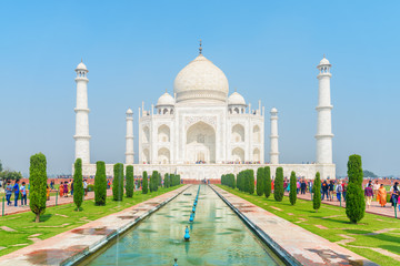 Fototapeta na wymiar Amazing view of the Taj Mahal on blue sky background