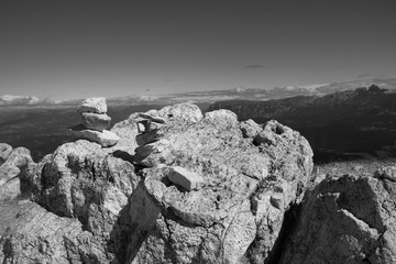 Steinformation in schwarz wei&szlig;