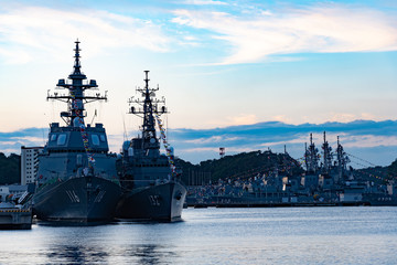 夕暮れの横須賀軍港 © Josiah.S