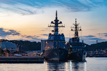夕暮れの横須賀軍港 © Josiah.S