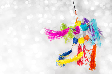 piñatas mexicanas con boken en fondo de color blanco y luces brillantes para celebraciones posadas y cumpleaños