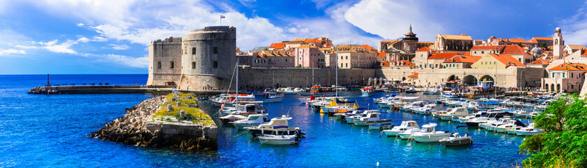 Znamenitosti Hrvatske - prekrasan Dubrovnik. Pogled na dvorac i luku