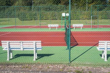 Fototapeta premium terrain de tennis vide avec filet et grillage et bande
