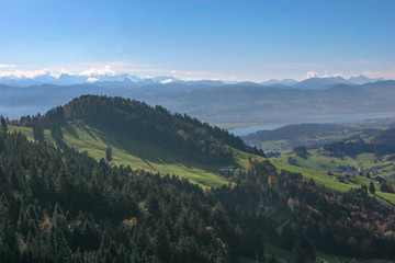 Fototapeta na wymiar Talsicht und Zürichsee im Hintergrund