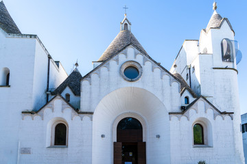Obraz premium Trulli of Alberobello. View of Trulli houses .The traditional Trulli houses in Alberobello city, Puglia, Italy - April 30, 2019: Church in Trullo Parish Sant'Antonio of Padua - Immagine