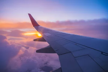 Zelfklevend Fotobehang Prachtige zonsondergang, lucht op het bovenaanzicht, vliegtuig vliegend uitzicht vanuit het raam van het vliegtuig van Traveling. © BBbirdZ