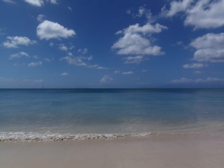 Fototapeta na wymiar Paysage de Guadeloupe - Port Louis - sable, mer et ciel