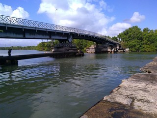 Fototapeta na wymiar Paysage de Guadeloupe - Vieux pont de Point à Pitre