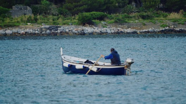 Fischer fischt auf dem Meer - Fisher is fishing on the sea