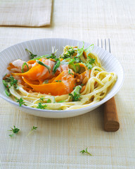 Vegetarische Spaghetti mit Möhren und Frülingszwiebeln