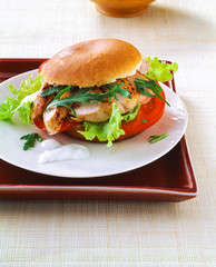 Burger mit Hühnerbrust Salat und Tomaten