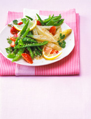 Vegetarischer Spargel Salat mit Erdbeeren und Zuckerschoten