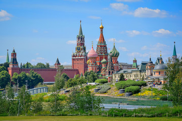 Fototapeta na wymiar Panoramic view of the Moscow Kremlin from Zaryadye Park