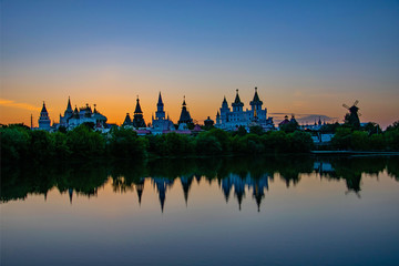 Fototapeta na wymiar Scenic water reflection of the Izmailovo Kremlin at sunset