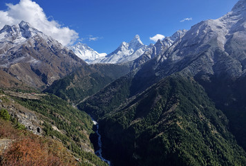 Fototapeta na wymiar En route vers le camps de base de l'Everest au Népal 
