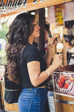 Mujer joven comiendo helado