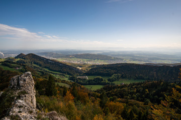 Aussicht von der Belchenflue an einem schönen Herbsttag im Baselbiet