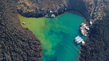 Wandaufkleber Luftdrohne von oben nach unten Foto des ikonischen Hauptkraters der Vulkaninsel Santorini namens Kameni, die von Touristenbooten besucht wird, Kykladen, Griechenland © aerial-drone
