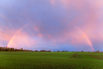 Beautiful Rainbow all over the Horizon Wunderschöner Regenbogen über den ganzen Horizont