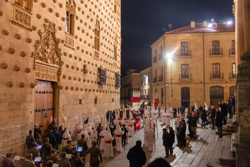 Obraz premium JUEVES SANTO REAL COFRADIA PENITENCIAL CRISTO YACENTE DE LA MISERICORDIA Y DE LA AGONIA REDENTORA SALAMANCA 2018 CASA DE LAS CONCHAS