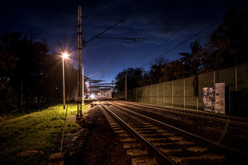 Plakat peron na dworcu kolejowym Opole Zachodnie w nocy