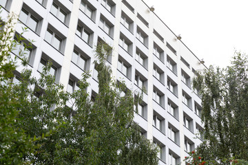 Obraz na płótnie Canvas Diagonal view of education establishment building with trees before it.