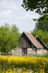 Alte leerstehende Bauernhäuser und Scheunen