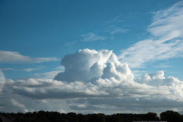 西日に照らされる夏雲