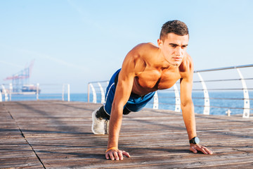 Obraz premium Young man fitness training outdoors