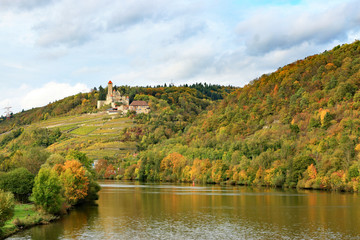Fototapeta na wymiar Burg Hornberg über dem Neckar vom Haßmersheimer Neckarsteg aus