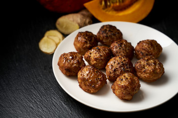 Fleischbällchen aus Rindfleisch mit Kürbis und Ingwer