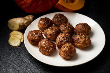 Fleischbällchen aus Rindfleisch mit Kürbis und Ingwer
