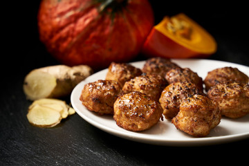 Fleischbällchen aus Rindfleisch mit Kürbis und Ingwer
