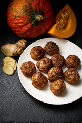 Fleischbällchen aus Rindfleisch mit Kürbis und Ingwer