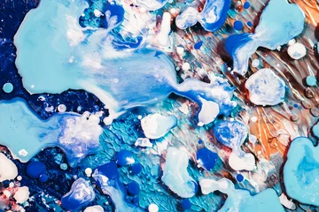 Papier Peint photo Lavable Cristaux Fond d& 39 art abstrait. Un liquide bleu et blanc tombe sur de la peinture acrylique humide texturée enduite.