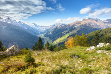 Fototapeta premium Blick ins Tuxertal in Tirol mit Hintertuxer Gletscher im Hintergrund