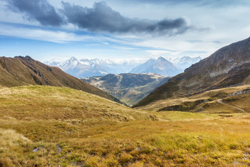 Fototapeta premium Herbstliche Berglandschaft im Zillertal in Tirol