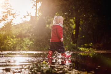 Kleinkind in einer Regenpfütze