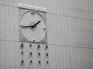 Clock with gongs